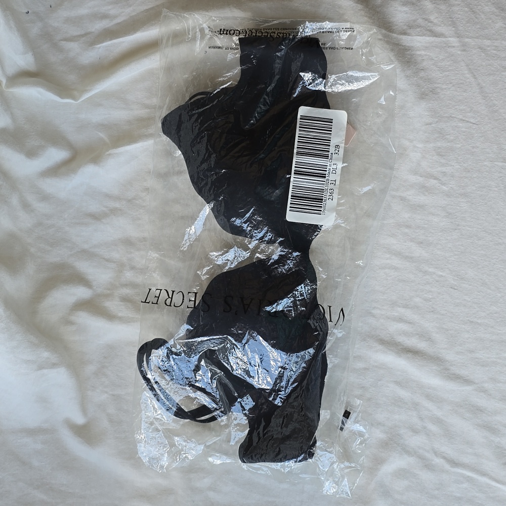 NWT Victoria's Secret 32B Very Sexy Push-up Bra (Wireless!)